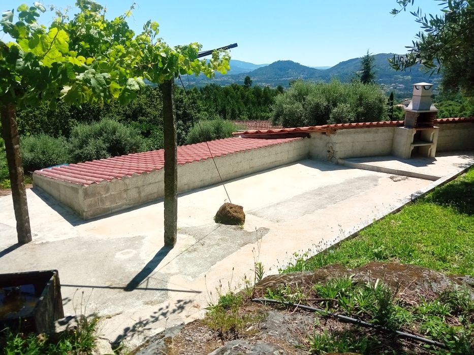 Casa para restaurar e terreno