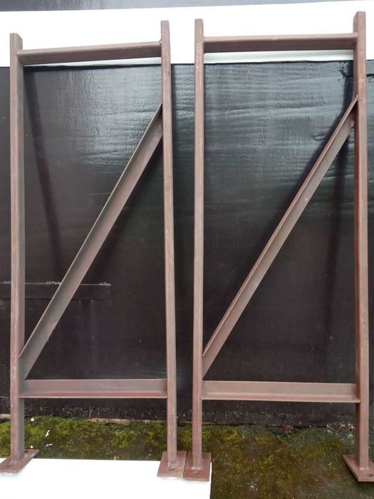 Металева конструкція із квадратної труби 20 х 40 см і уголка