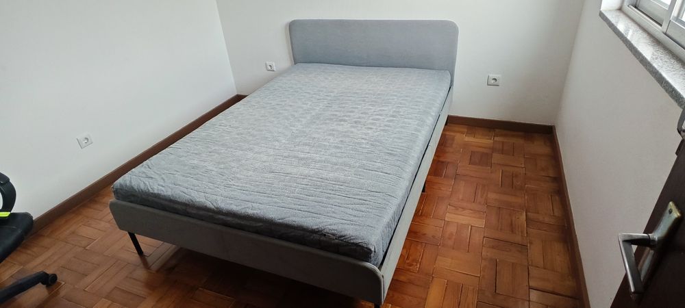 Cama de casal com colchão e estrado