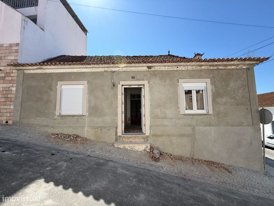 Moradia térrea com excelente área exterior, centro de Pontével-Cartaxo