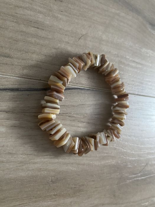 Bransoletki z muszli naturalnych