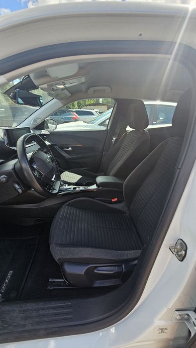 продам авто Peugeot  e-2008