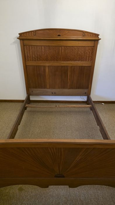 Cama em madeira trabalhada