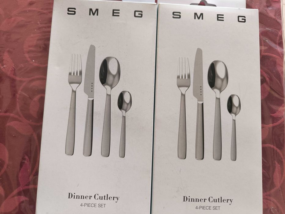 Vendo duas caixas dos talheres Marca Smeg por 30€  envio CTT + portes