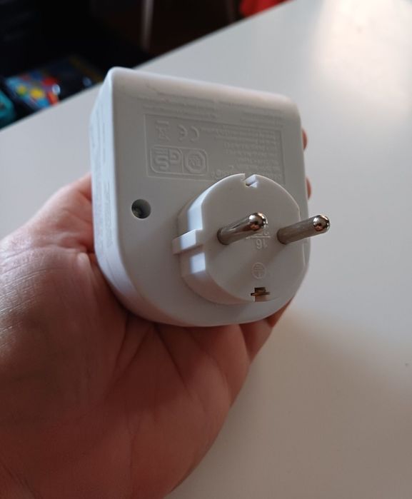 Gniazdo przeciwprzepieciowe HEITECH z kontrolka