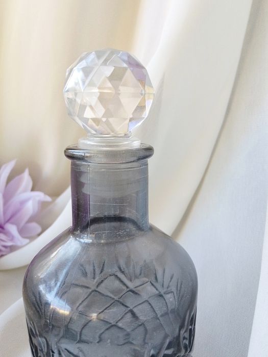 Mała ozdobna butelka z korkiem