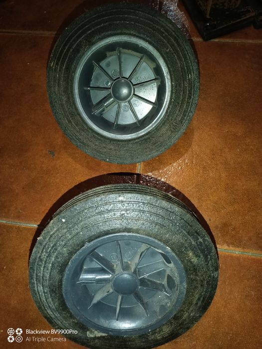 Duas rodas muito boas para carrinho de carga estão em muito bom estado