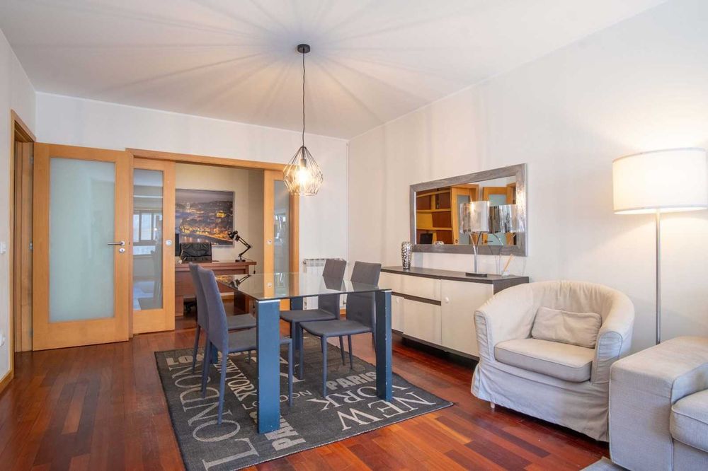Conjunto de Sala – Mesa de Vidro|4 Cadeiras|Aparador|Espelho|Candeeiro