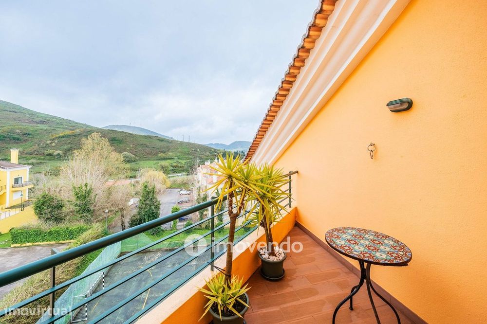 Apartamento T3 Duplex, com estacionamento, no Condomínio do Loural