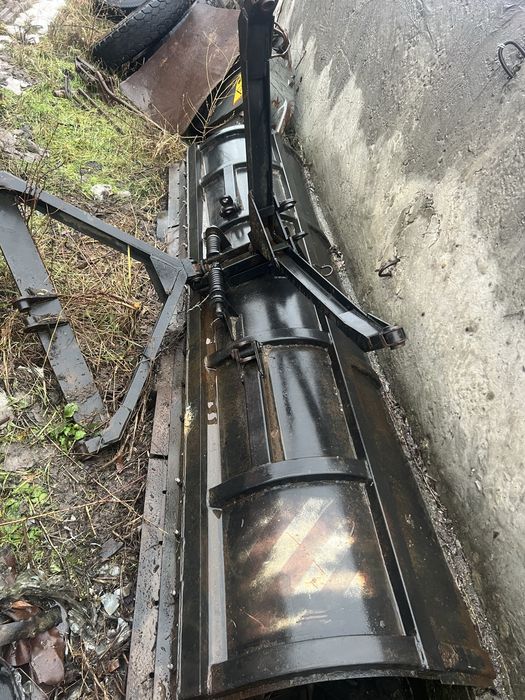 Передній відвал для прибирання снігу