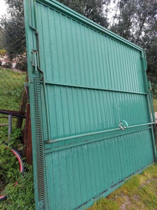 Portão de garagem basculante com motor e comando