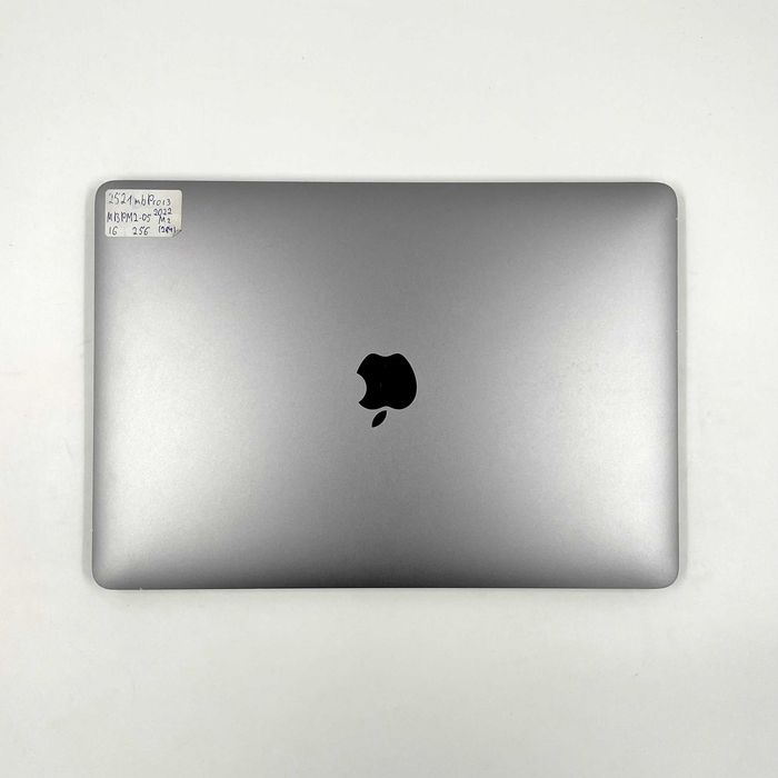 890$ MacBook Pro 13" 2022 M2 / 16 GB / 256gb SSD