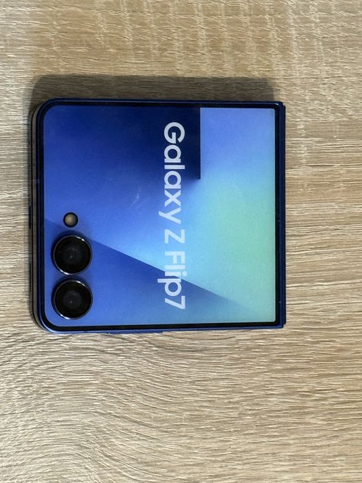 Atrapa Samsung Galaxy Z Flip 7
