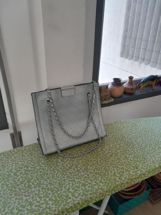 Vendo Mala de Senhora muito bonita como nova