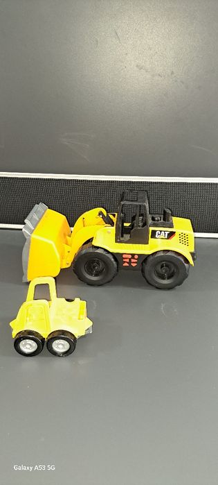 Brinquedo escavadora e mini carro CAT