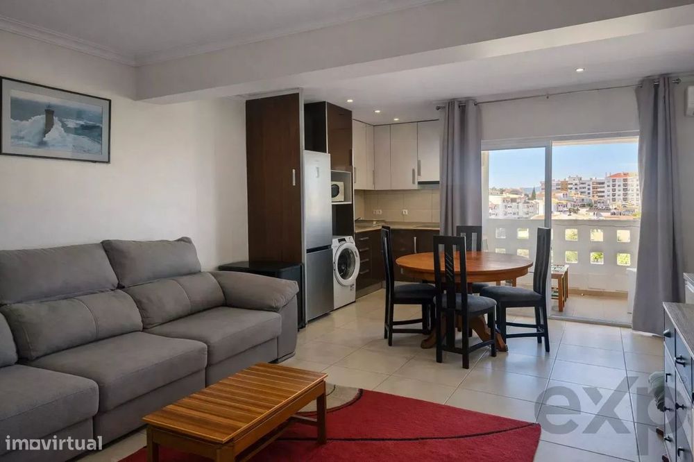 T1 renovado na Praia da Rocha, estacionamento.