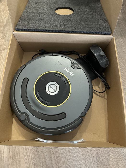 Roomba for parts use; 1 wheel locked. Functional