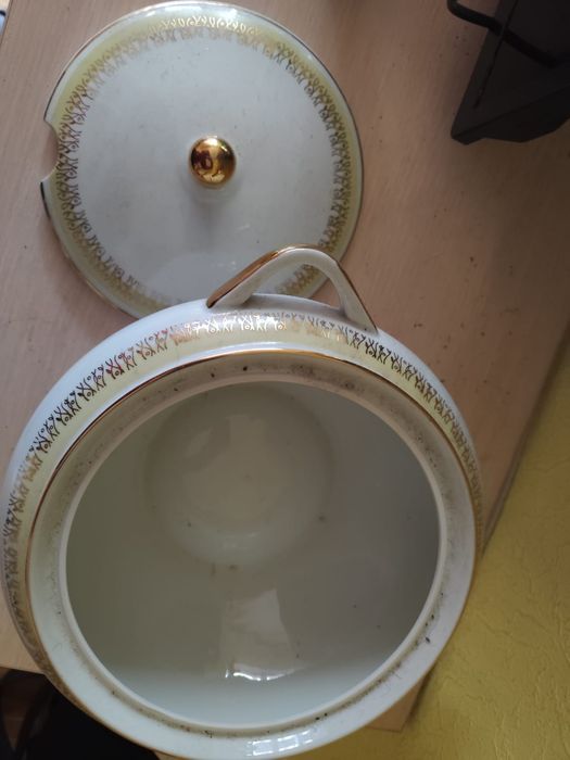 Супниця з кришкою