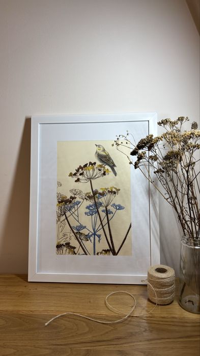 Картина “Пташка на сухоцвітах” у білiй рамці