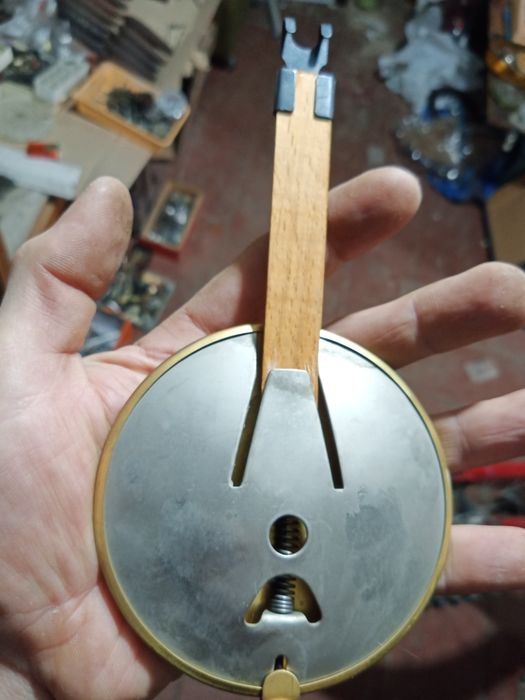 Маятники часов..