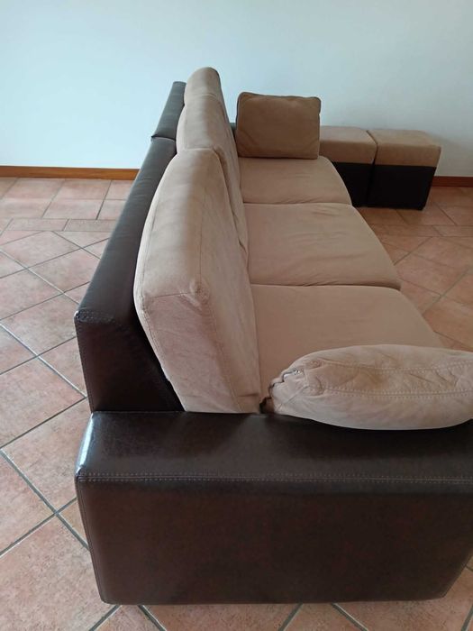 Sofá e puffs castanho/bege