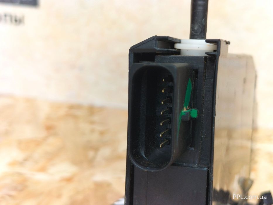 Peugeot 308 II 2013-2021 замок двери передней правой 7 pin 9810309380