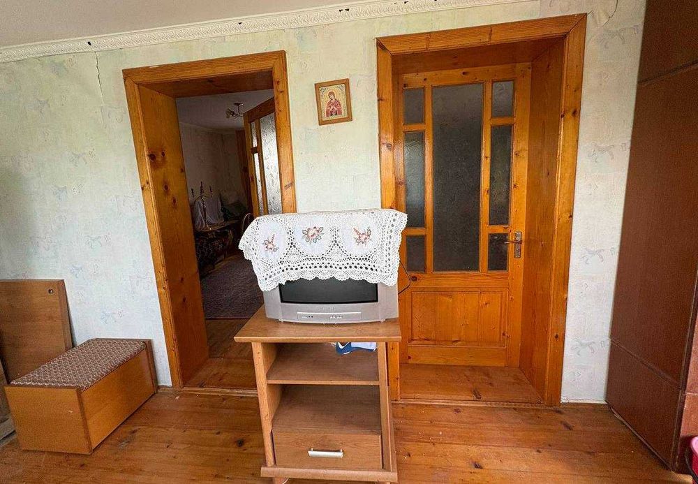 15км від центра чернівців Продам домоволодіння з двома житловими будинками на 50 сотках землі  Чернівецька область, Чернівецький район, с. Кут