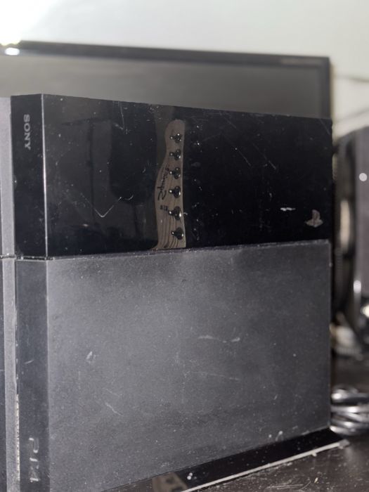 PlayStation 4 512 GB + 2 pady DualShock ze stacja ładującą