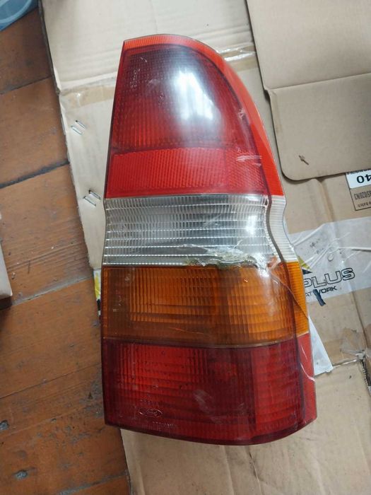 Продам задні ліхтарі на форд ескорт