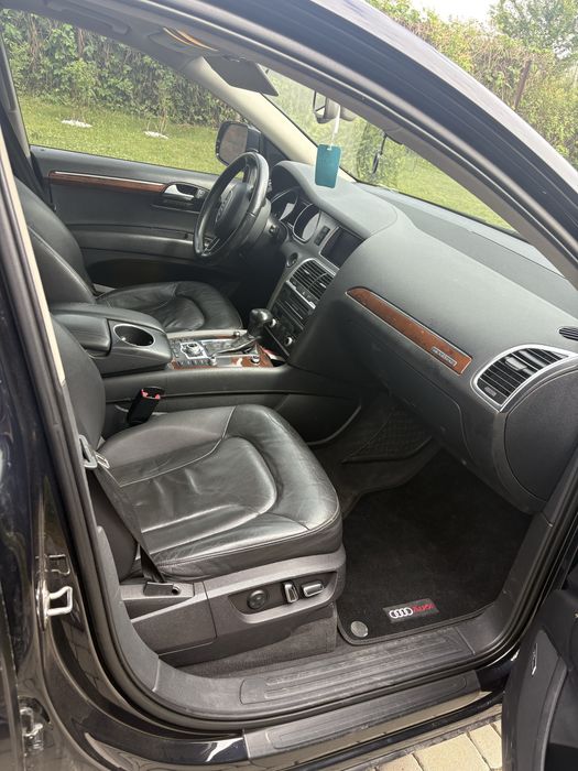 Автомобіль ауді Q7