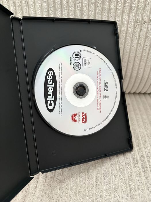 Płyta DVD zawiera film "Clueless"