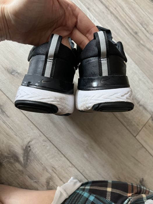 Кросівки бігові Nike 39
