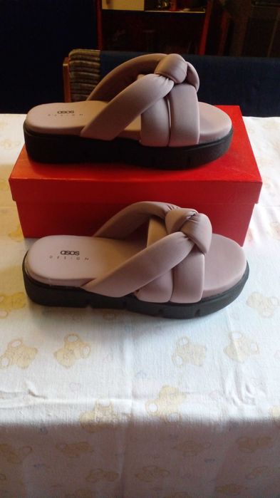 Продаются женские шлепанцы. Размер 37 на 36.