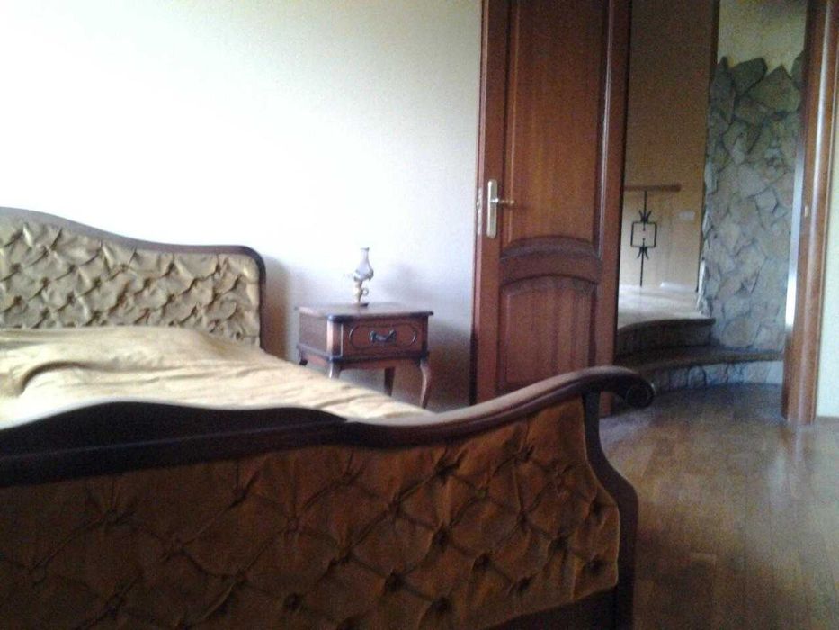 Продаж будинку, Брюховичі