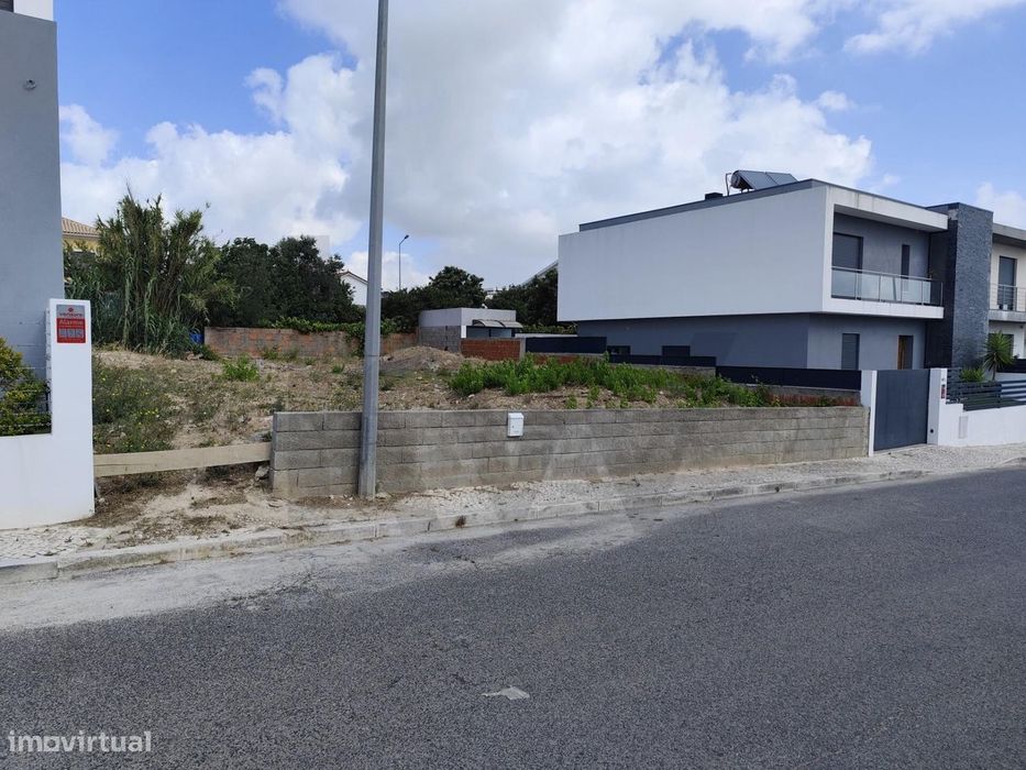 Terreno - Moradia Unifamiliar T3+1 (Suítes)