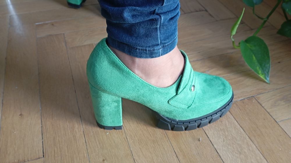 Buty zielone na obcasie typu mokasyny