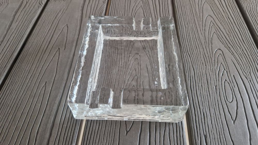 Cinzeiro de vidro transparente