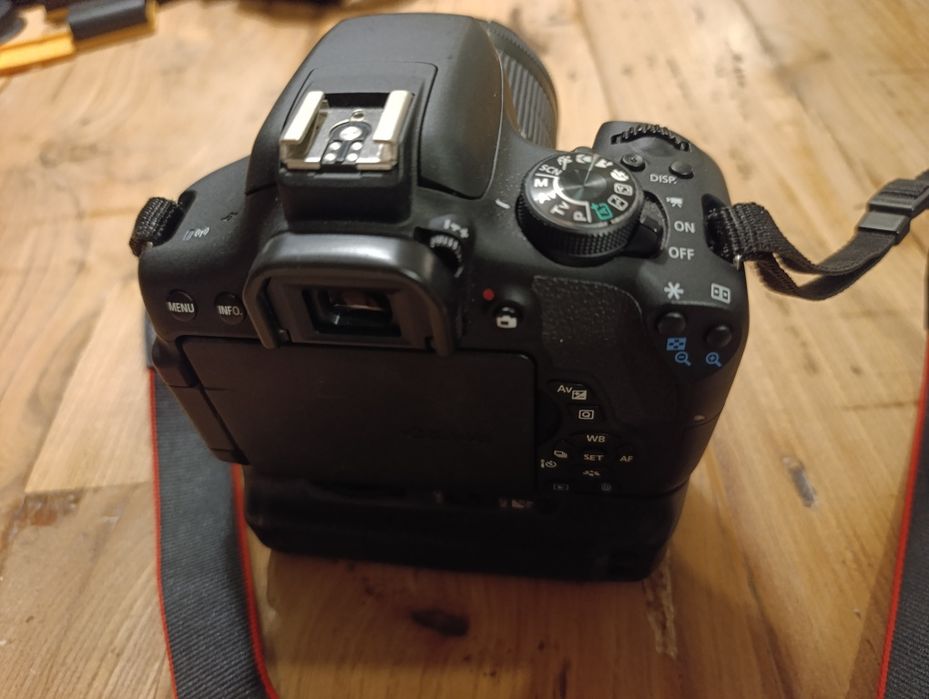 Canon EOS 750D + 18-55mm + Grip + 2 Baterias