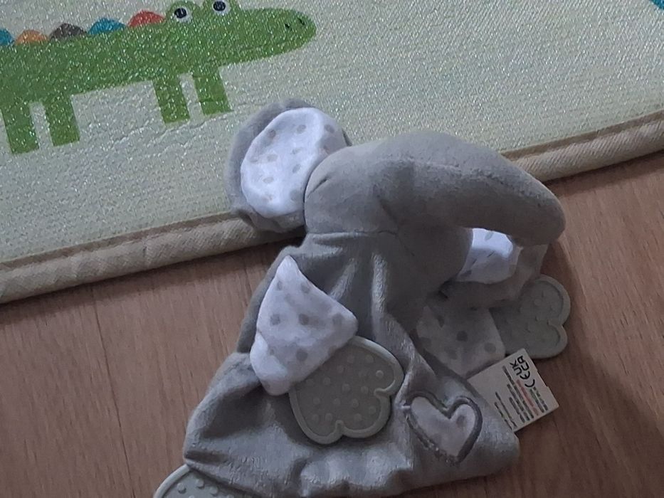 Vários bonecos e brinquedos