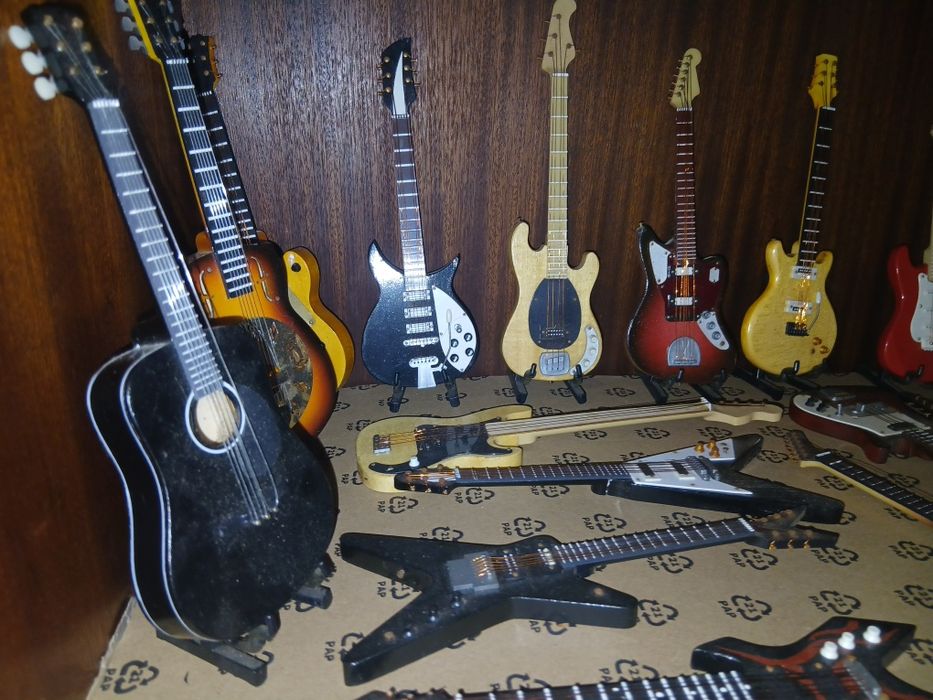 Colecao 25 viola guitarra minitura por   250 €