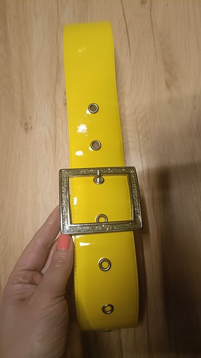 Lakierowany Szeroki Nowy Żółty pasek długość 108cm. Duża kryształowa k