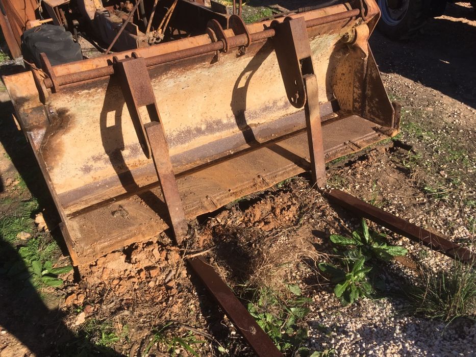 Balde frontal de abrir para retroescavadeira ou trator