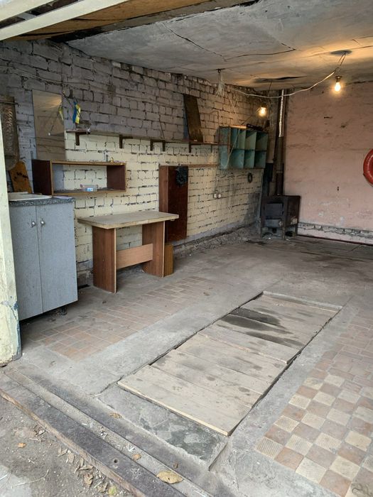 Продам  капитальный гараж  на Космонавтів, кооператив Восток.Власник