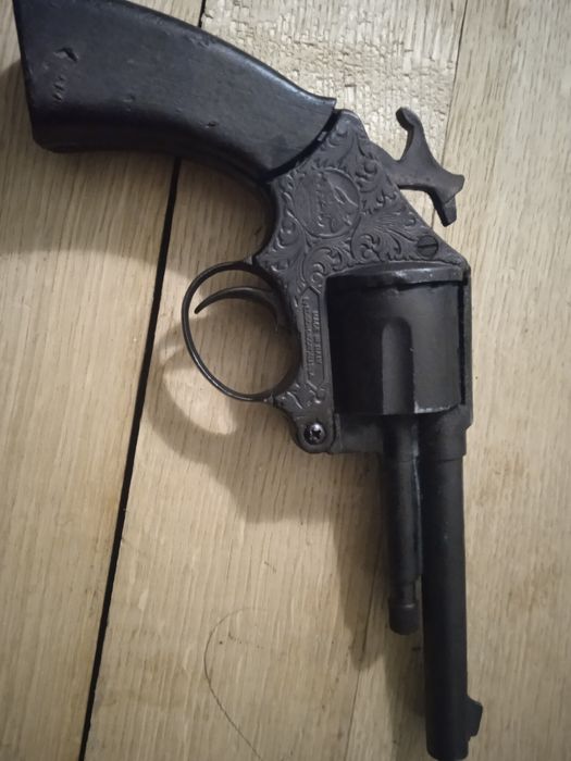 Игрушечный револьвер