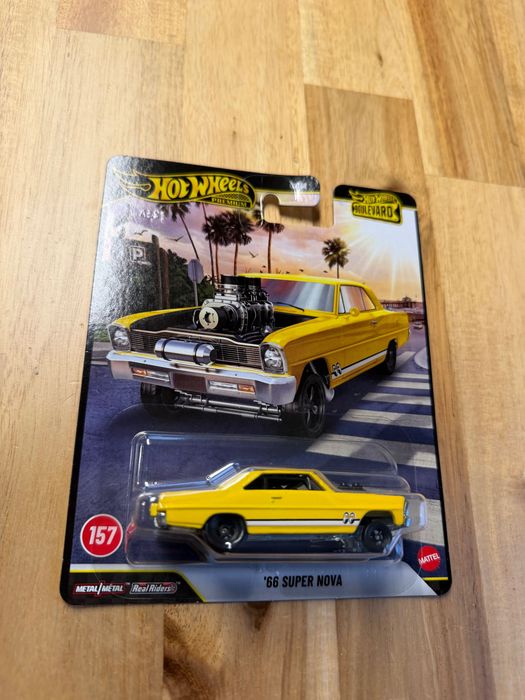 Hot Wheels Premium Boulevard '66 Super Nova + Protektor