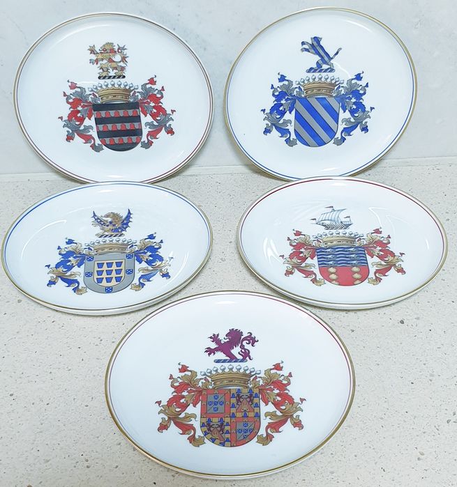 Fantásticos pratos brasonados em porcelana Vista Alegre - cada 25€
