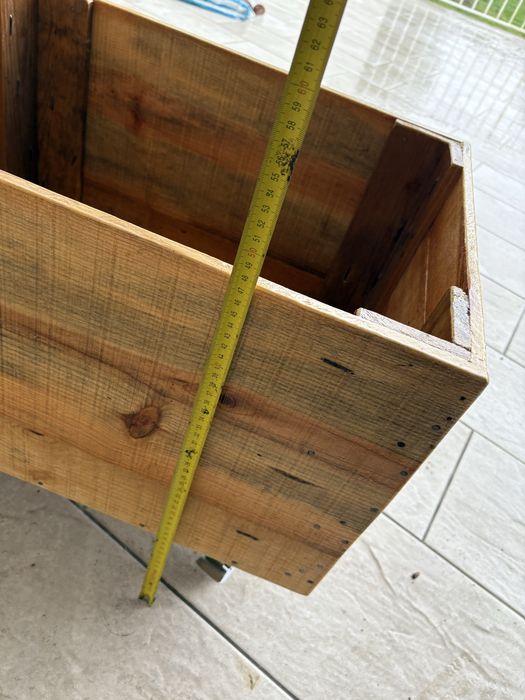 Cesto de lenha com rodas