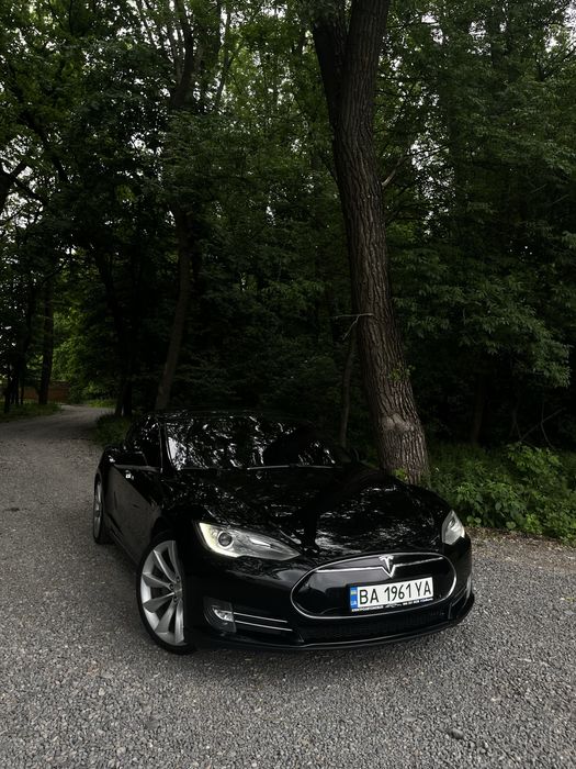 Tesla model S P85+
