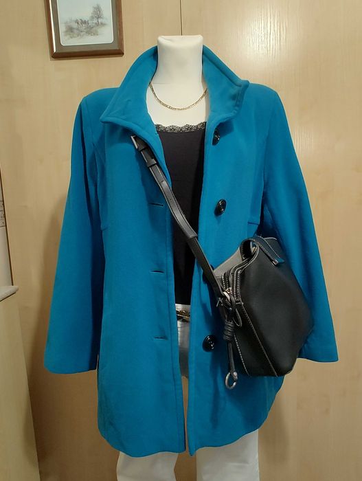 Elegancki niebieski wełniano kaszmirowy płaszcz z kieszeniami Bellandi