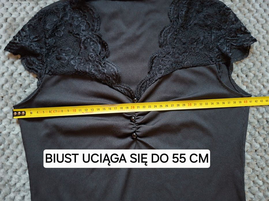 Czarna bluzka prążkowana z koronką i marszczeniem dekolt V